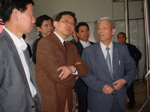 <b>中国杜仲研究第一人</b>_百圣杜仲茶